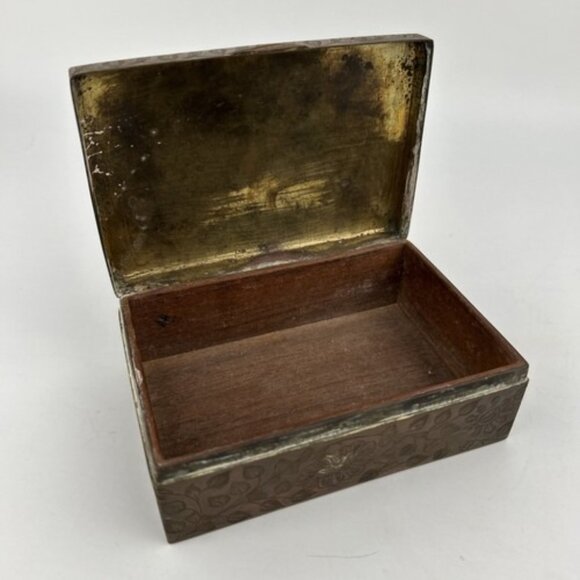 Vintage Beautiful White Floral Etched Brass Trinket Jewelry Box*Wood Lined - Picture 3 of 15